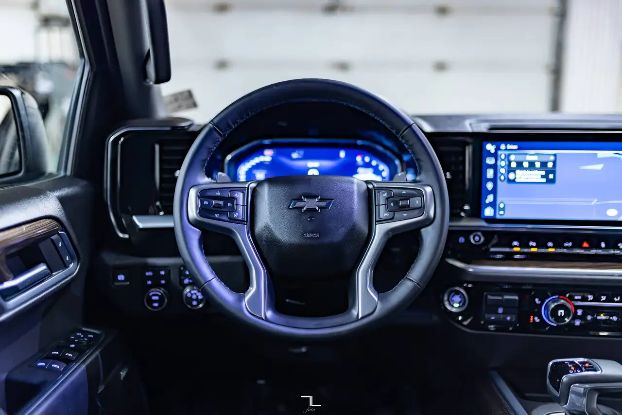 Chevrolet Silverado 1500 - Image 14