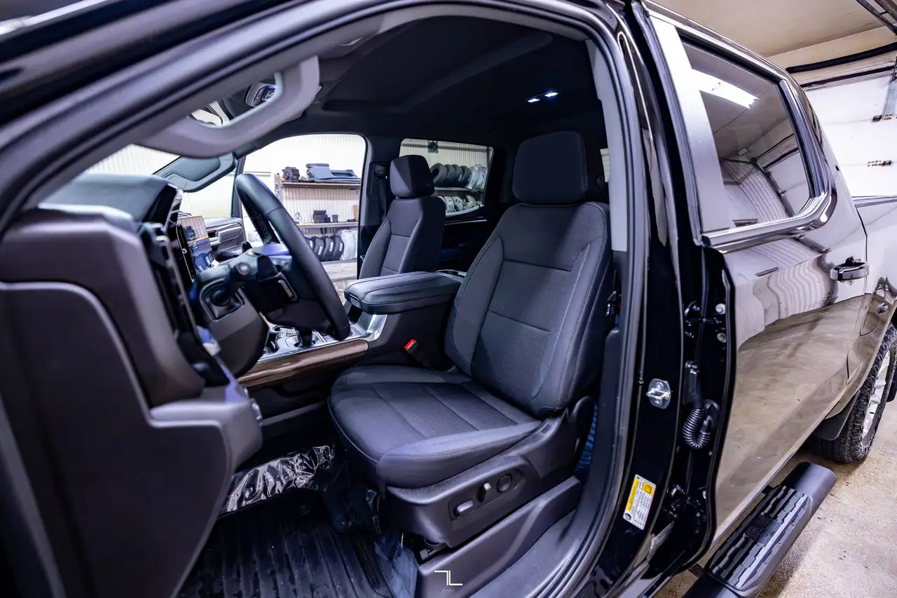 Chevrolet Silverado 1500 - Image 12