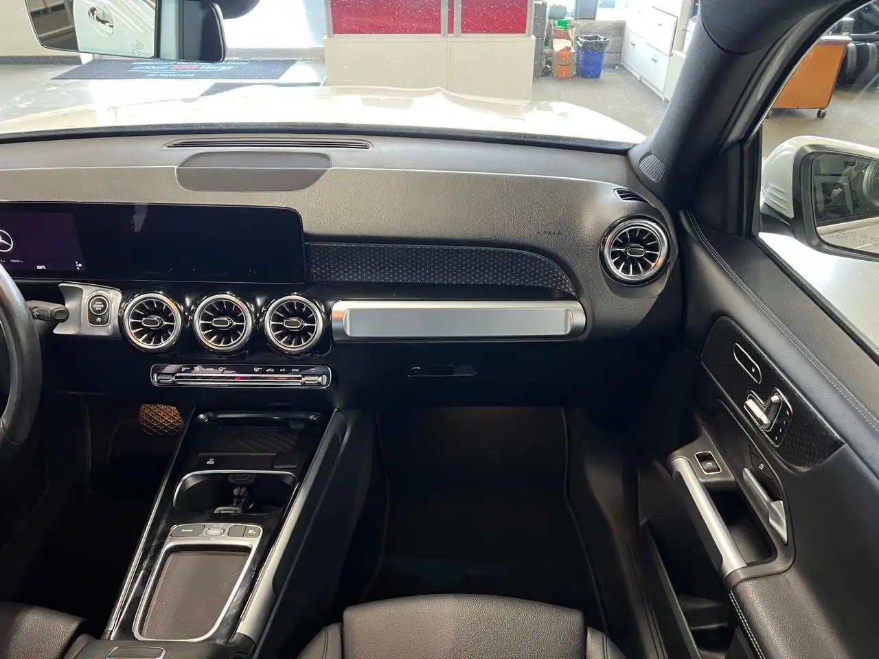 Mercedes-Benz GLB - Image 12