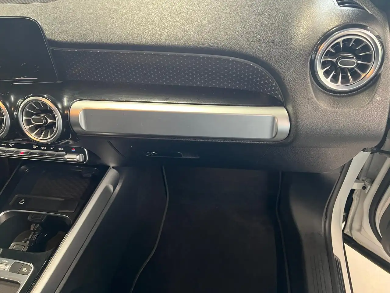 Mercedes-Benz GLB - Image 16