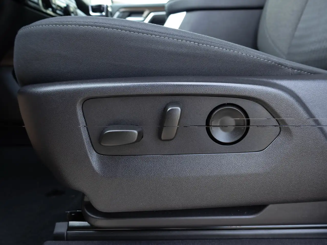 Chevrolet Silverado 1500 - Image 17