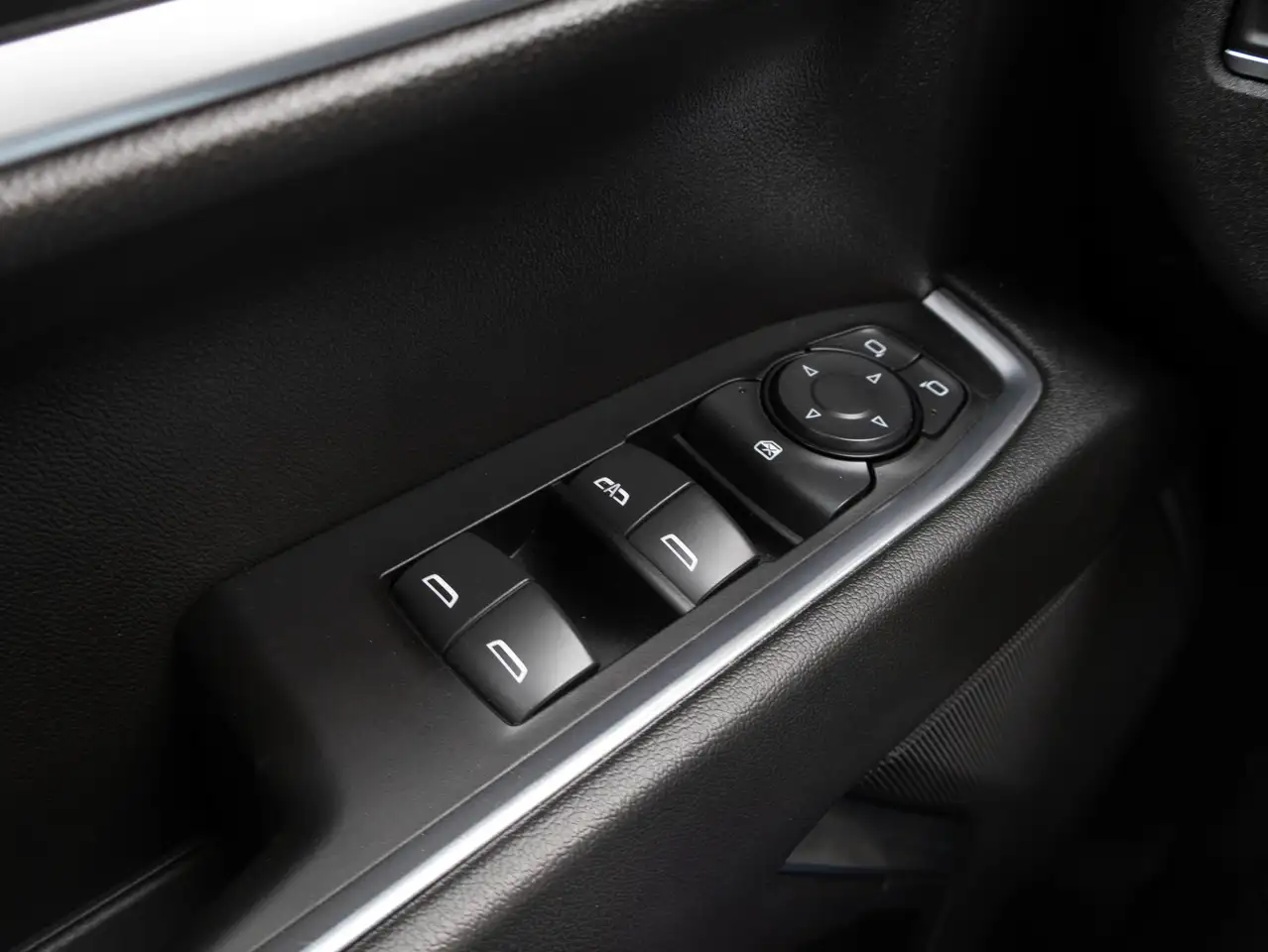 Chevrolet Silverado 1500 - Image 18