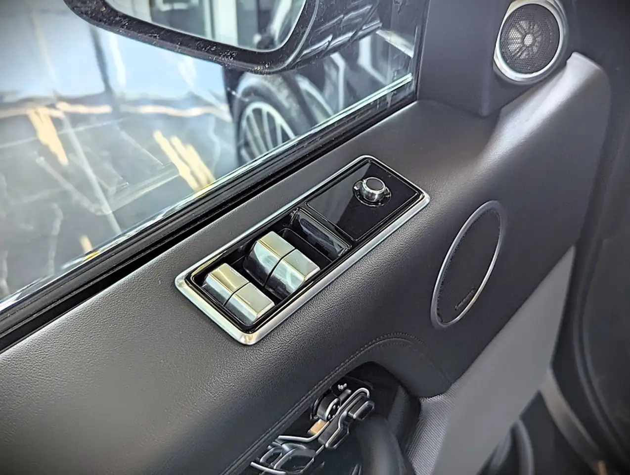 Land Rover Range Rover - Image 19