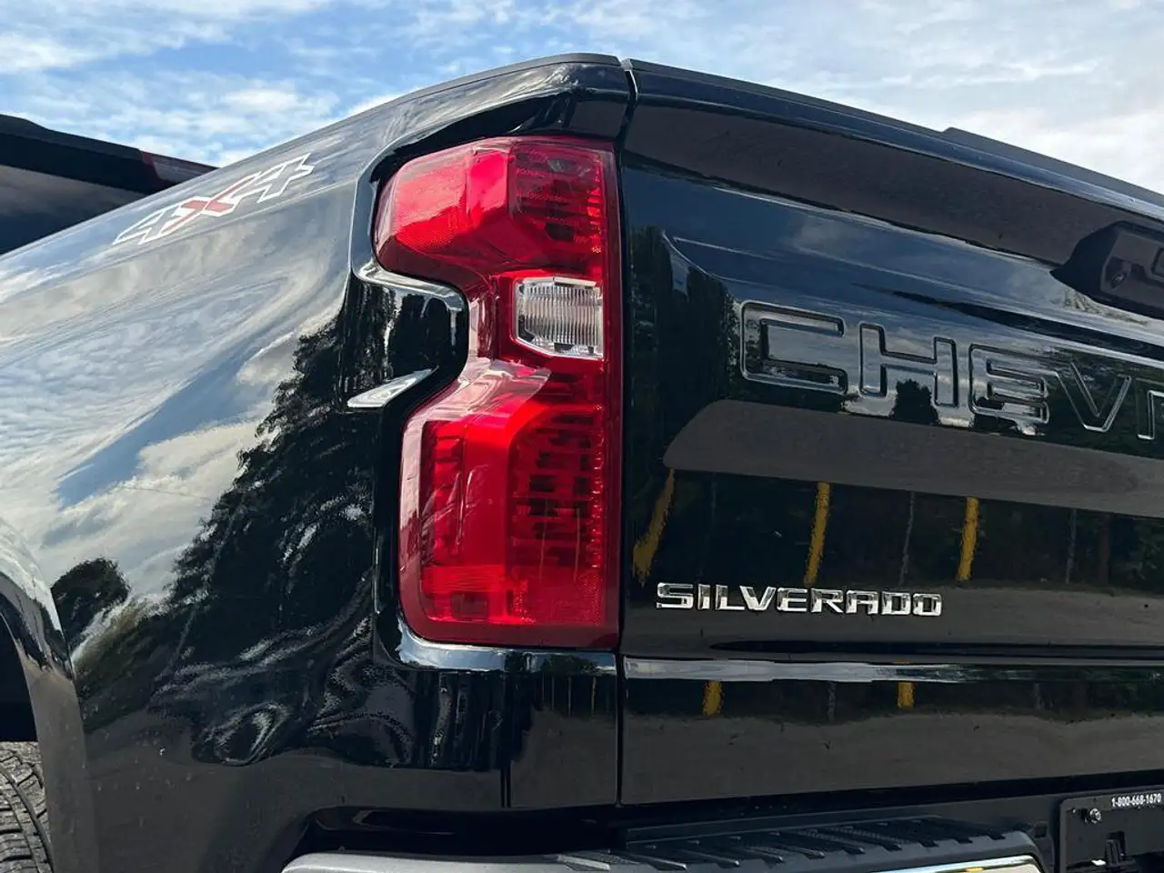 Chevrolet Silverado 1500 - Image 16