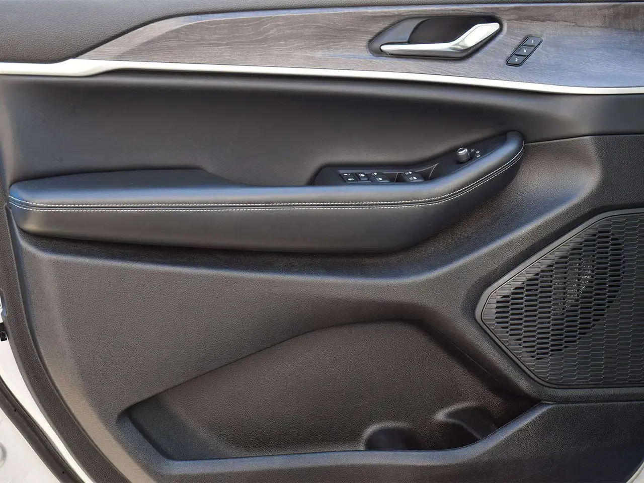 Jeep Grand Cherokee - Image 26