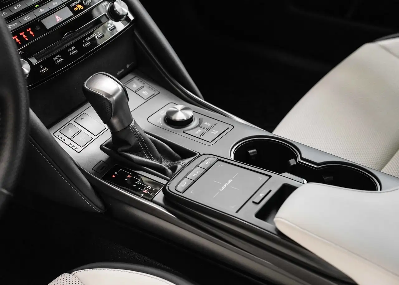 Lexus IS - Image 10