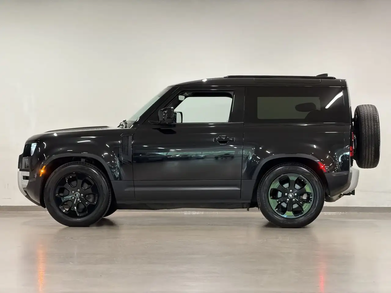 Land Rover Defender - Image 12