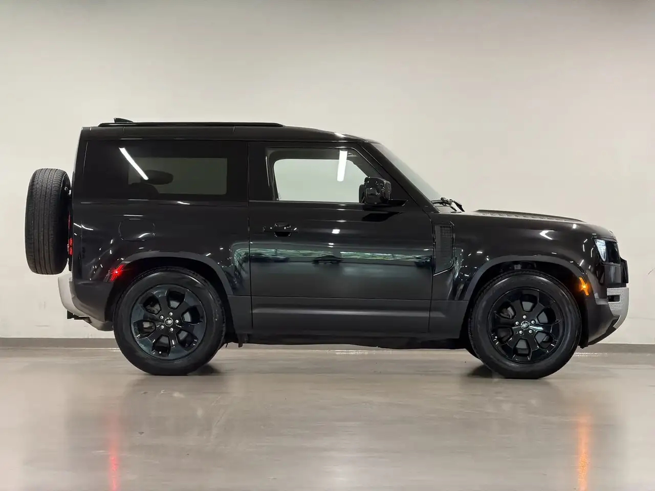 Land Rover Defender - Image 11