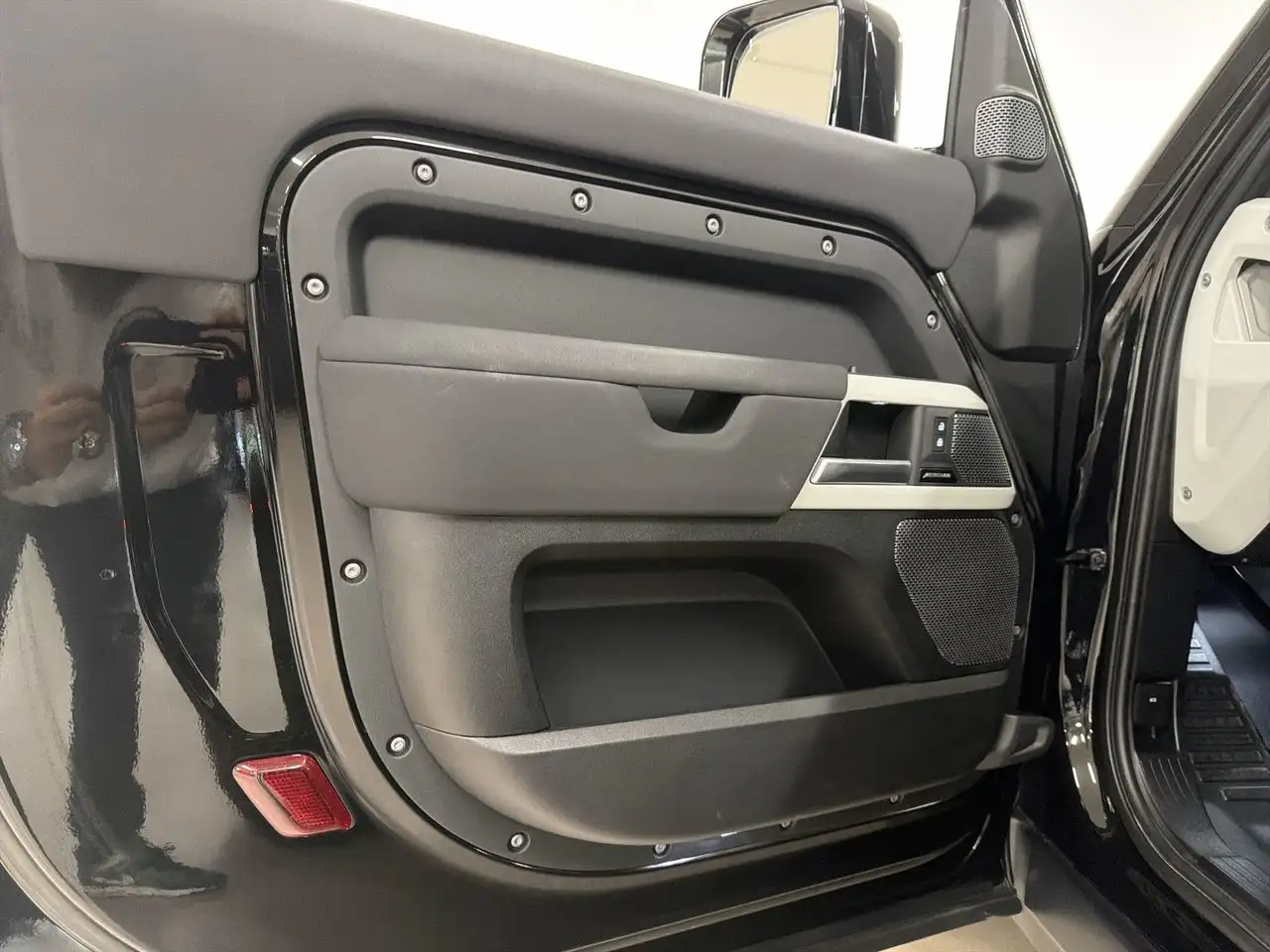 Land Rover Defender - Image 15