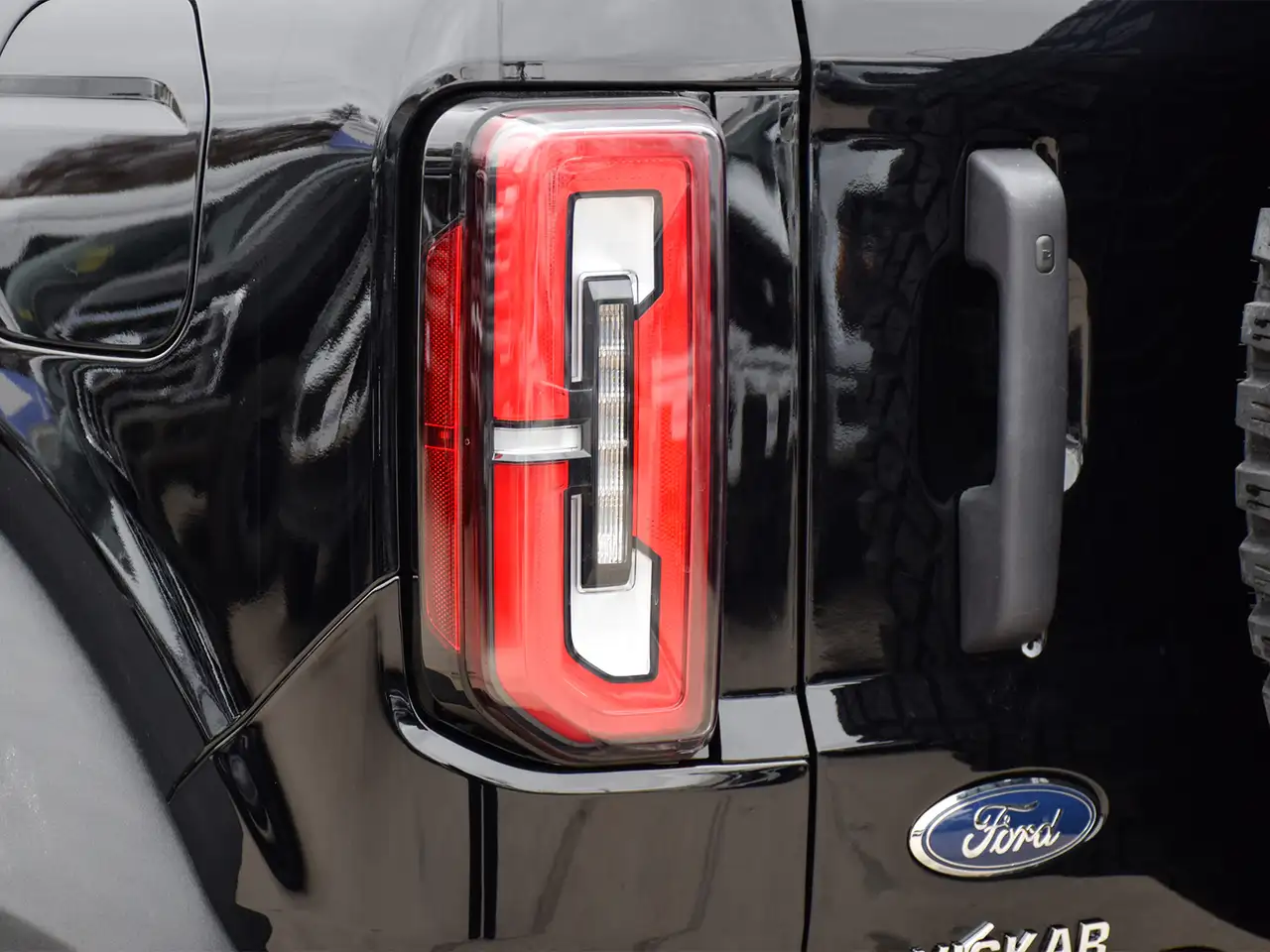Ford Bronco - Image 8