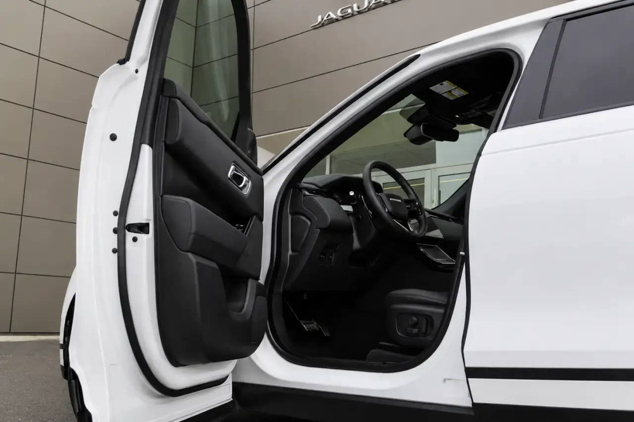 Land Rover Range Rover Velar - Image 14