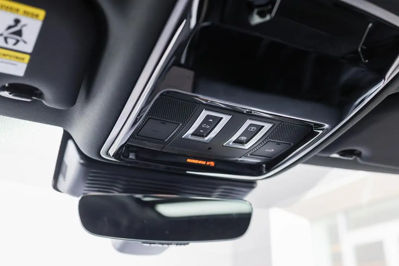 Land Rover Range Rover Velar - Image 31