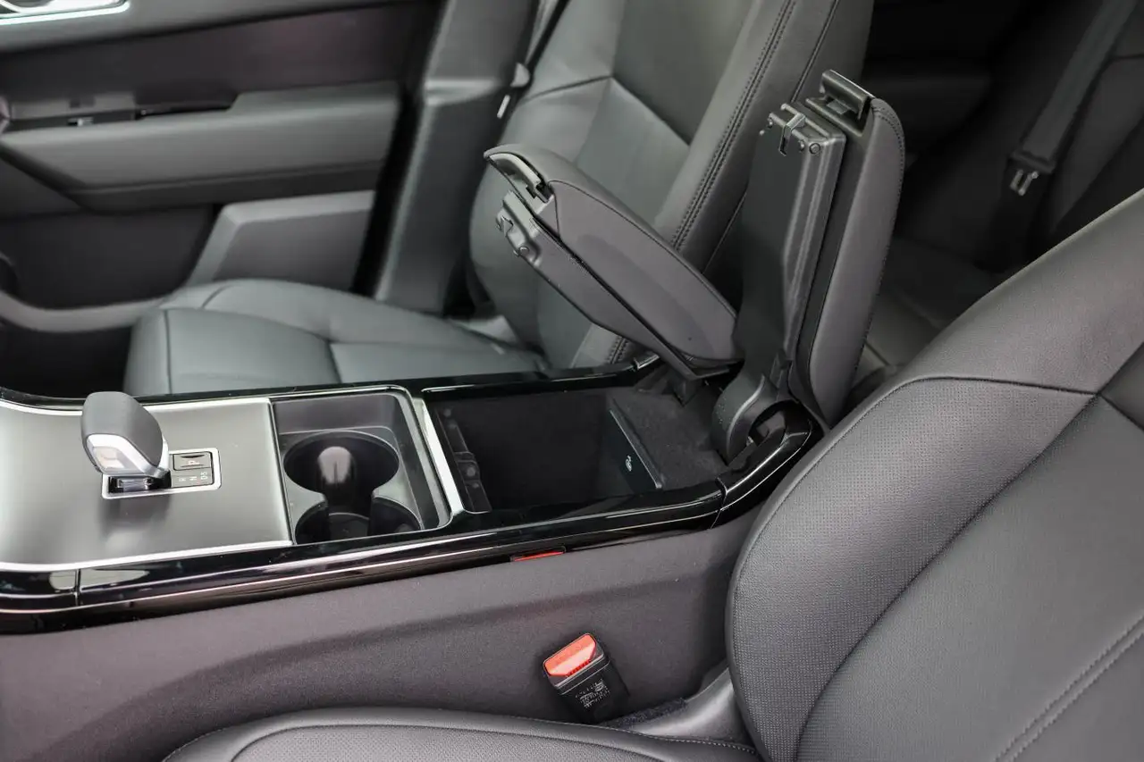 Land Rover Range Rover Velar - Image 29