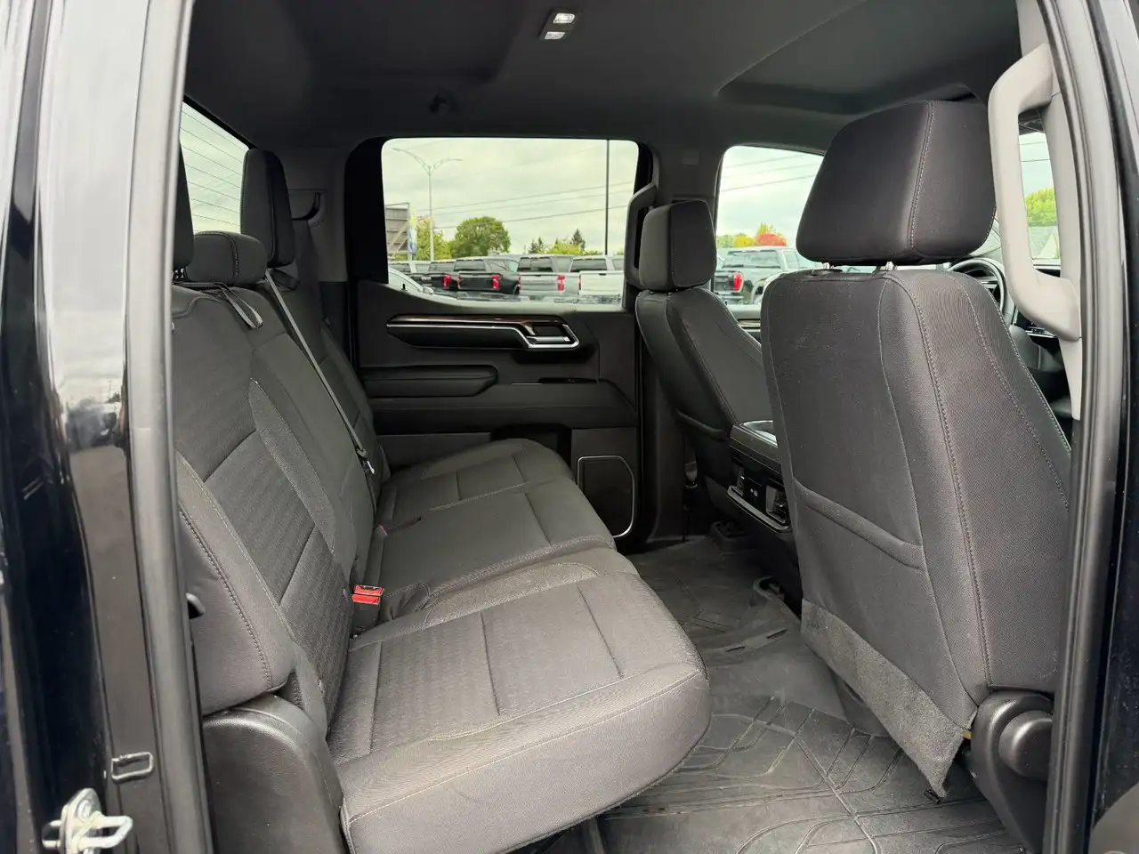 Chevrolet Silverado 1500 - Image 10