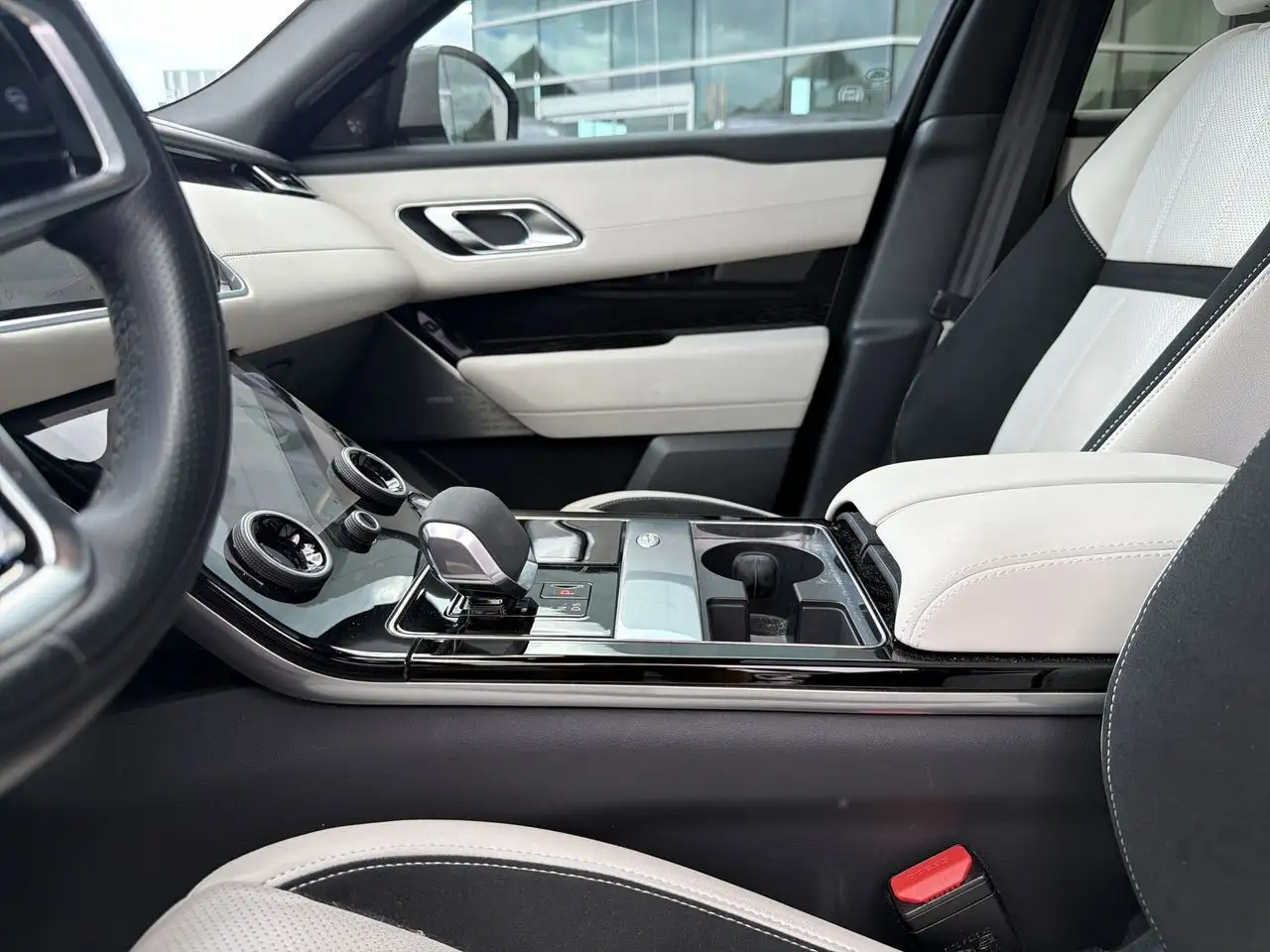 Land Rover Range Rover Velar - Image 18