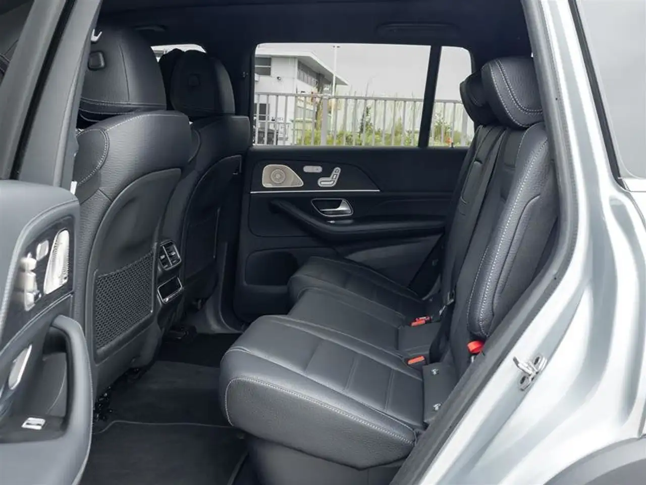 Mercedes-Benz GLS - Image 32