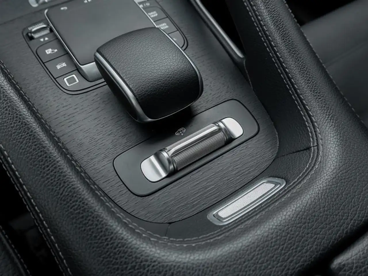 Mercedes-Benz GLS - Image 21