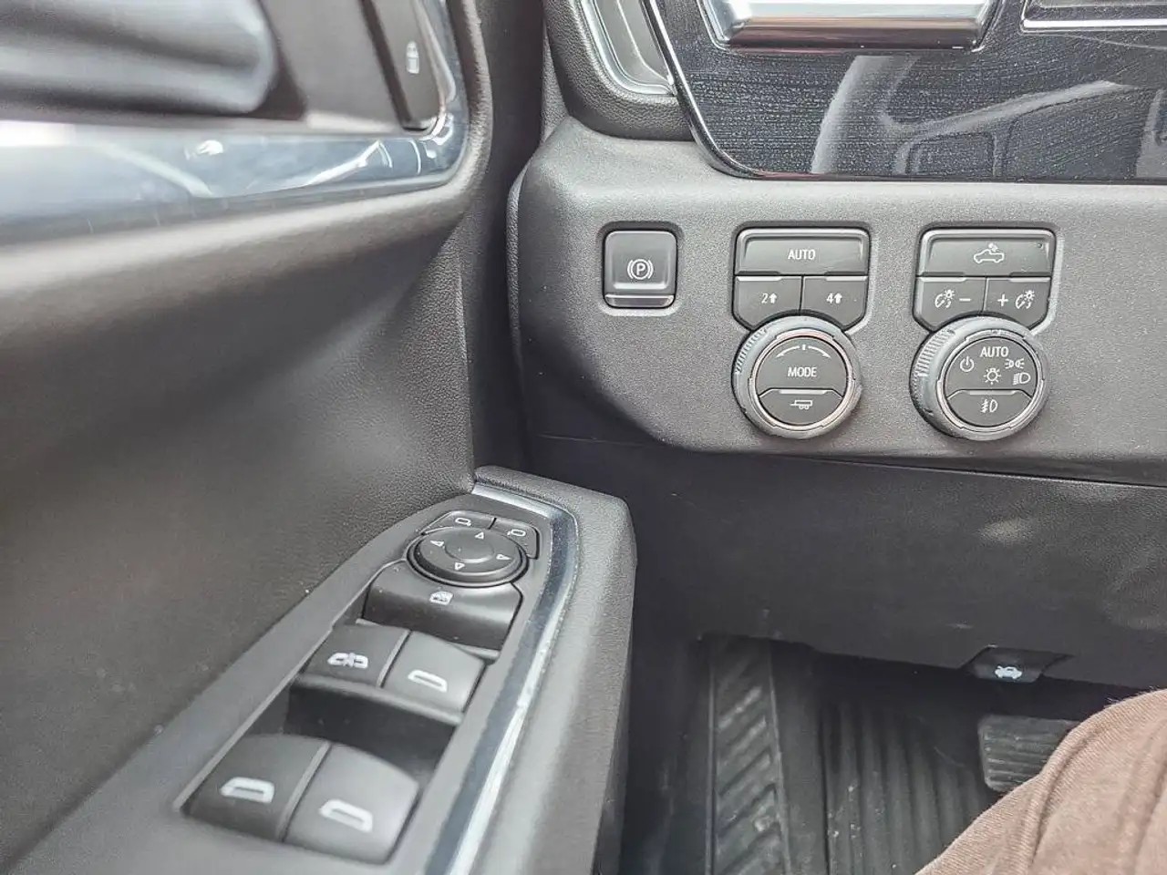 Chevrolet Silverado 1500 - Image 22