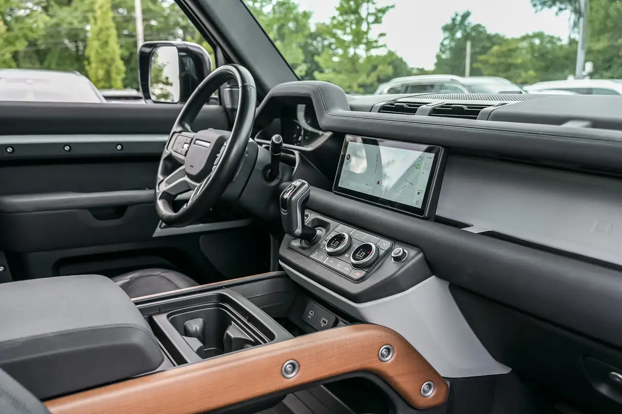 Land Rover Defender - Image 32