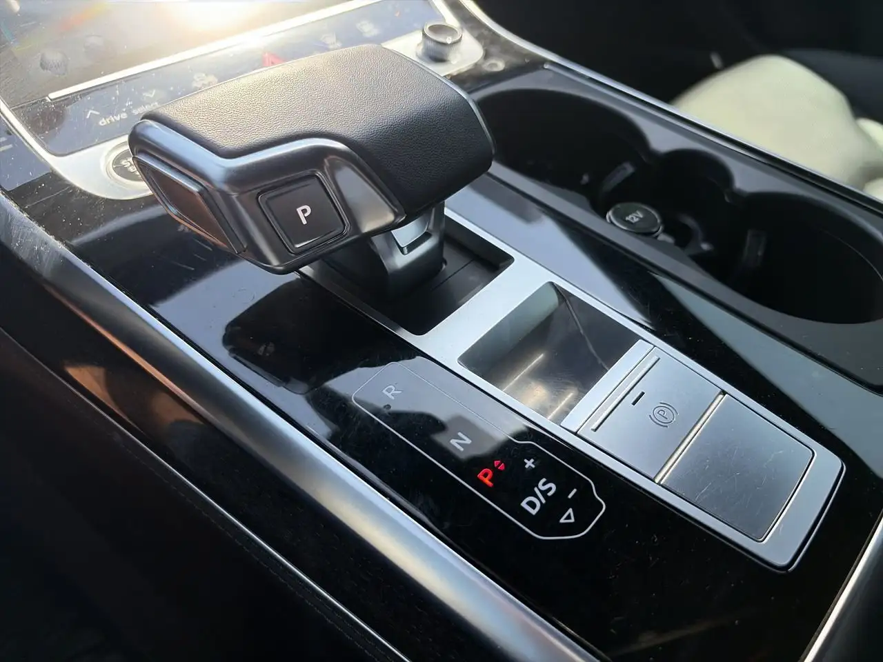 Audi Q7 - Image 27