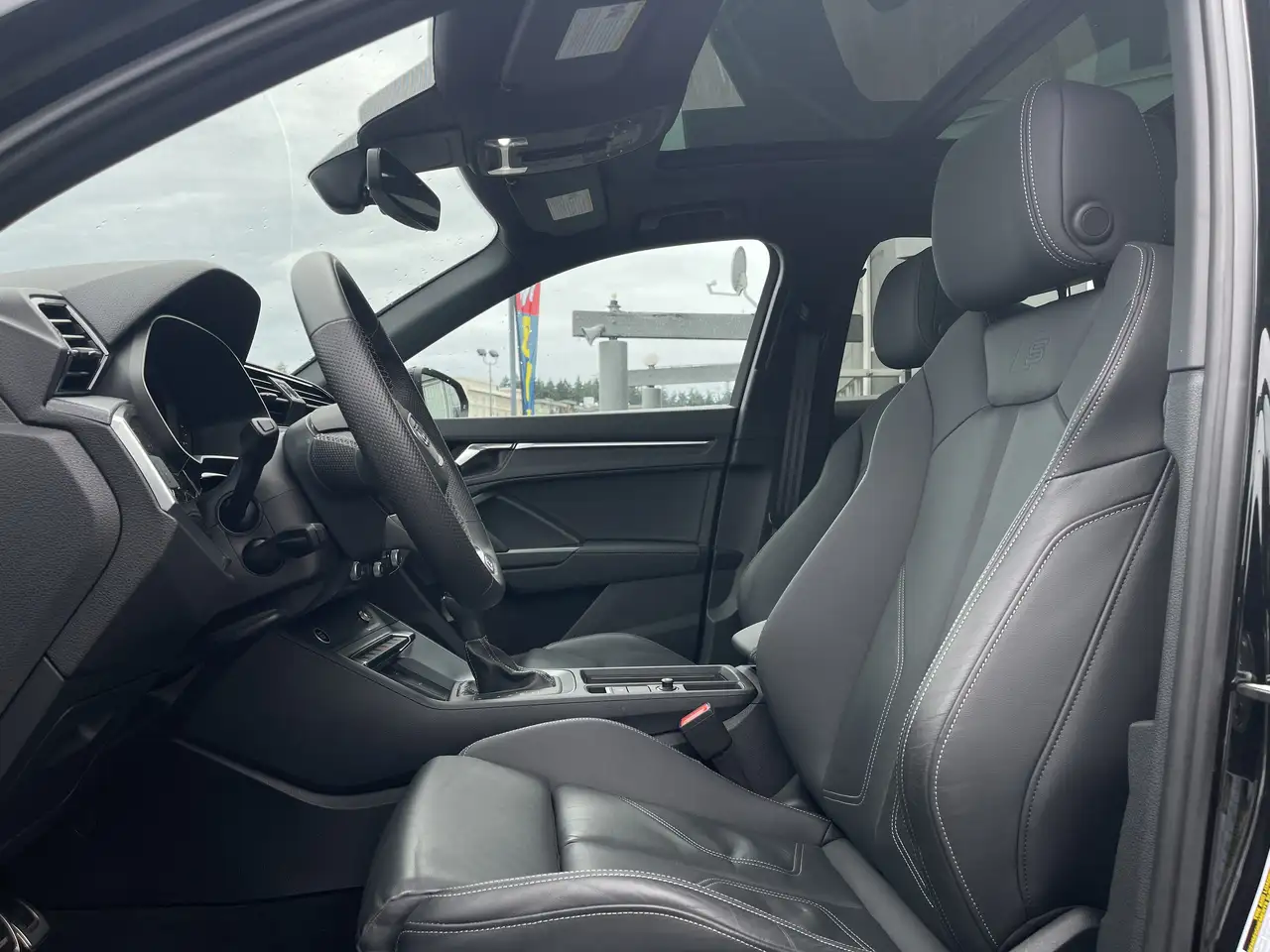 Audi Q3 - Image 10