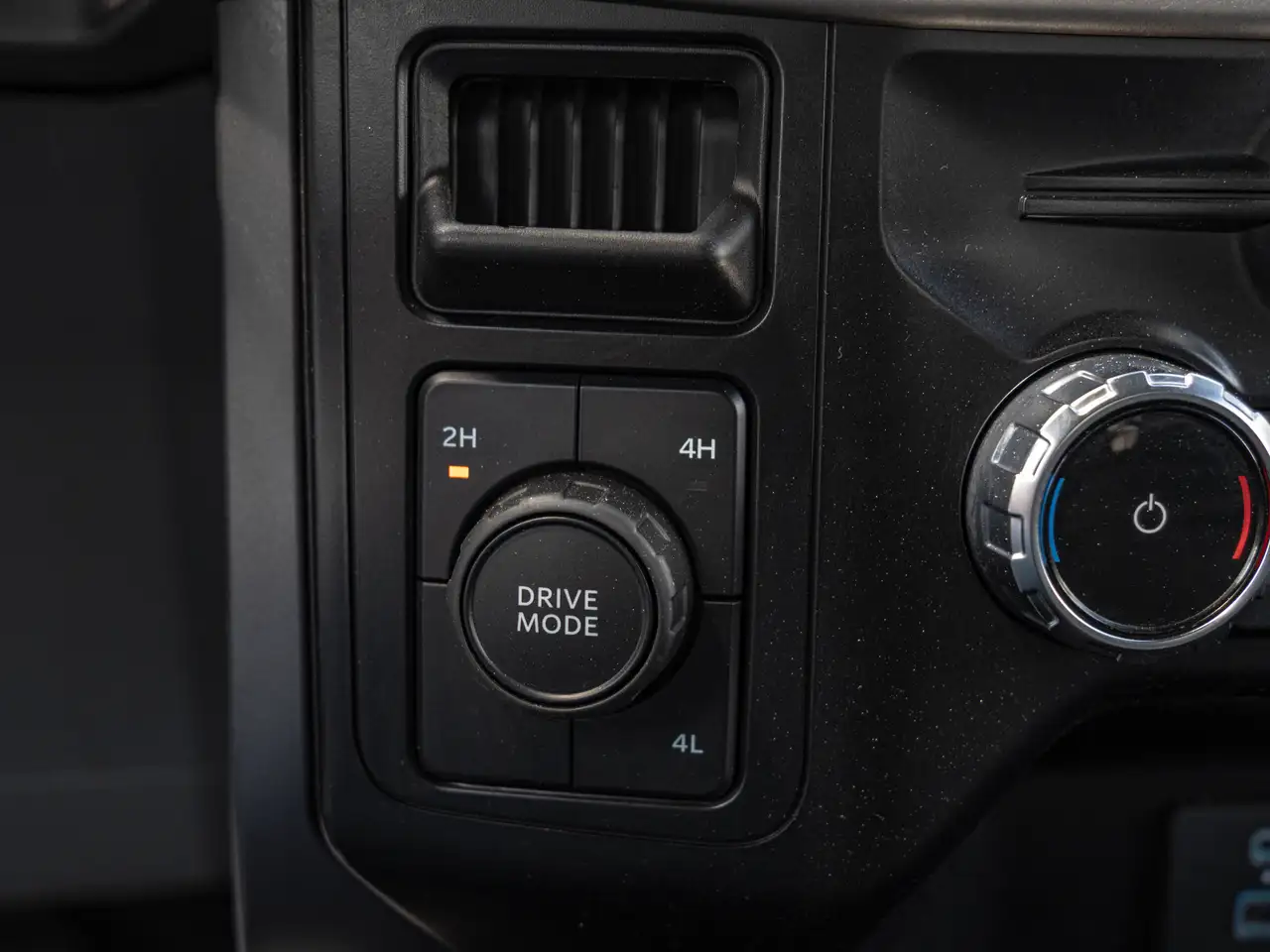 Ford F-150 - Image 32