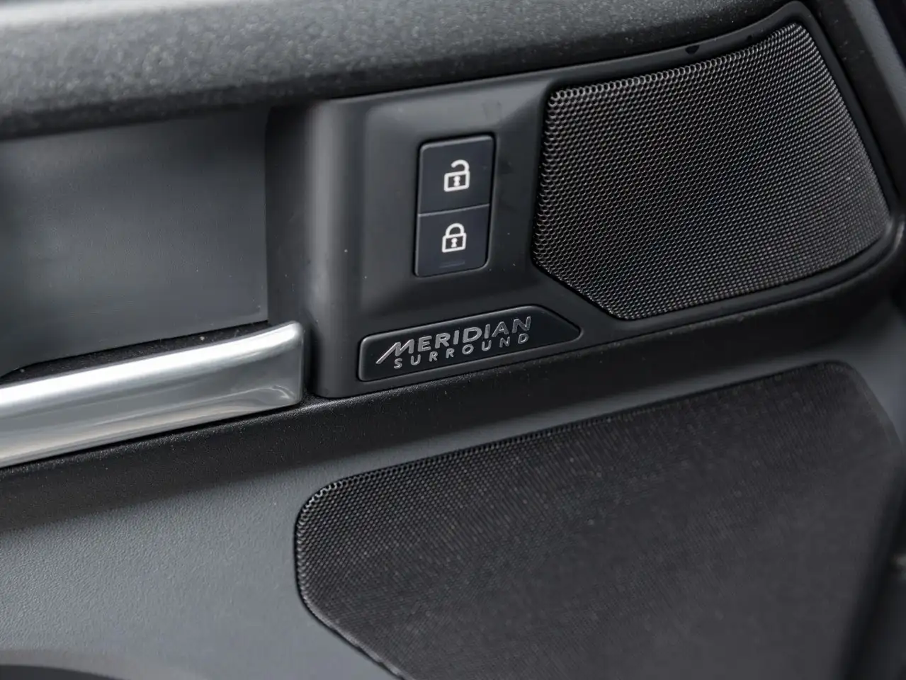 Land Rover Defender - Image 17