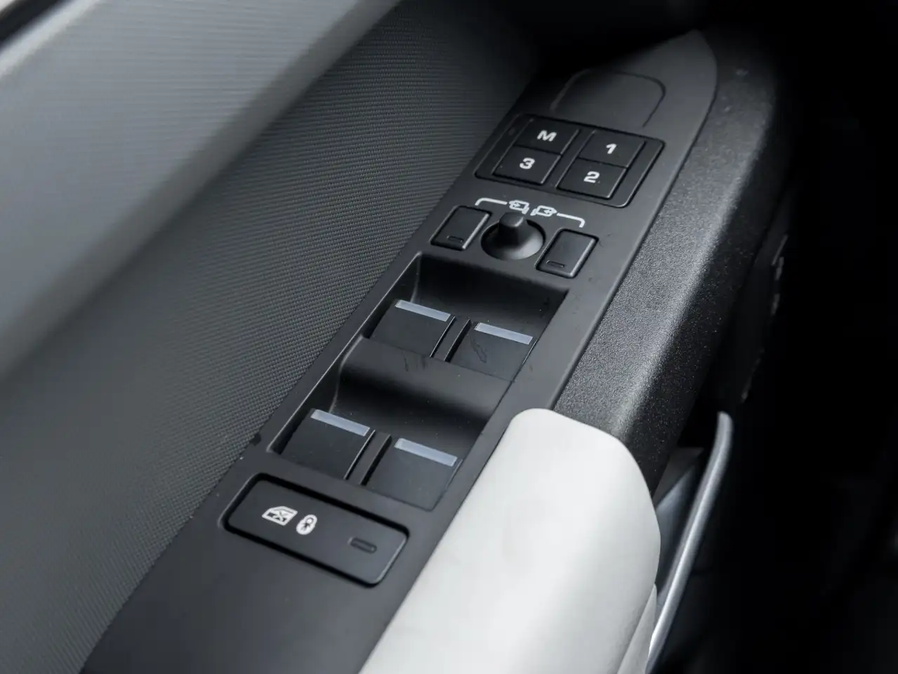 Land Rover Defender - Image 15