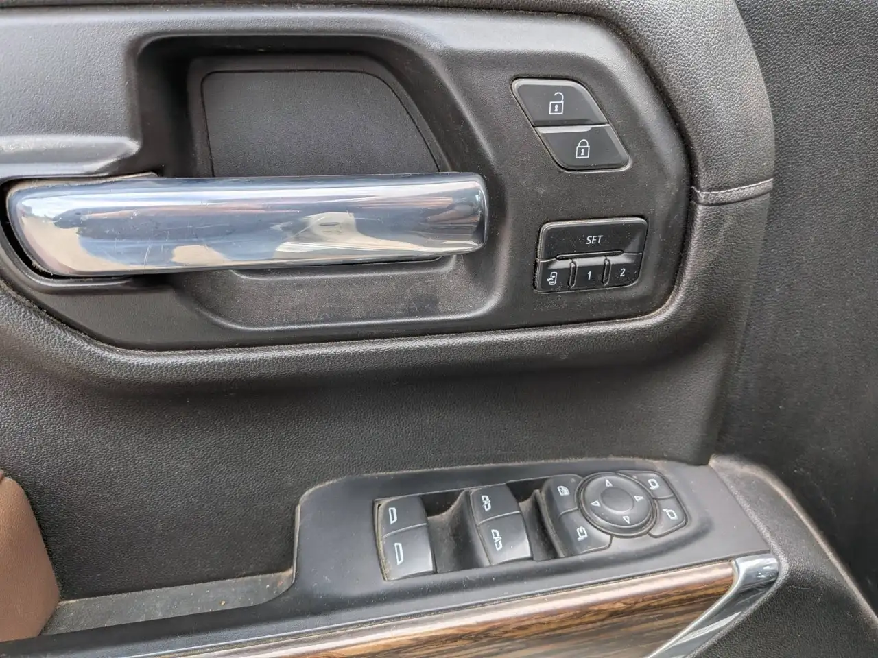 Chevrolet Silverado 1500 - Image 10