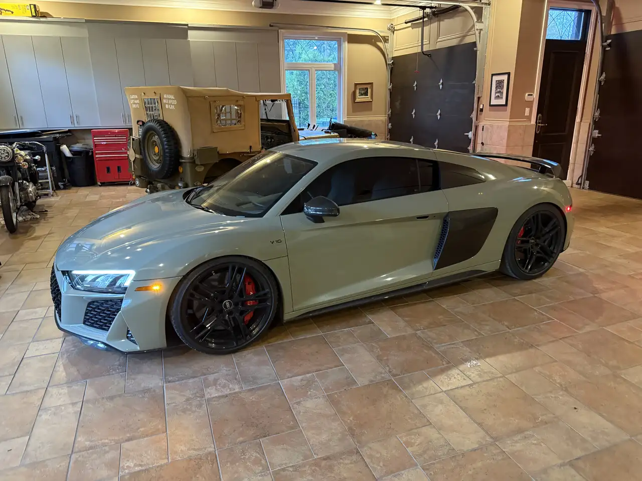 Audi R8 - Image 2