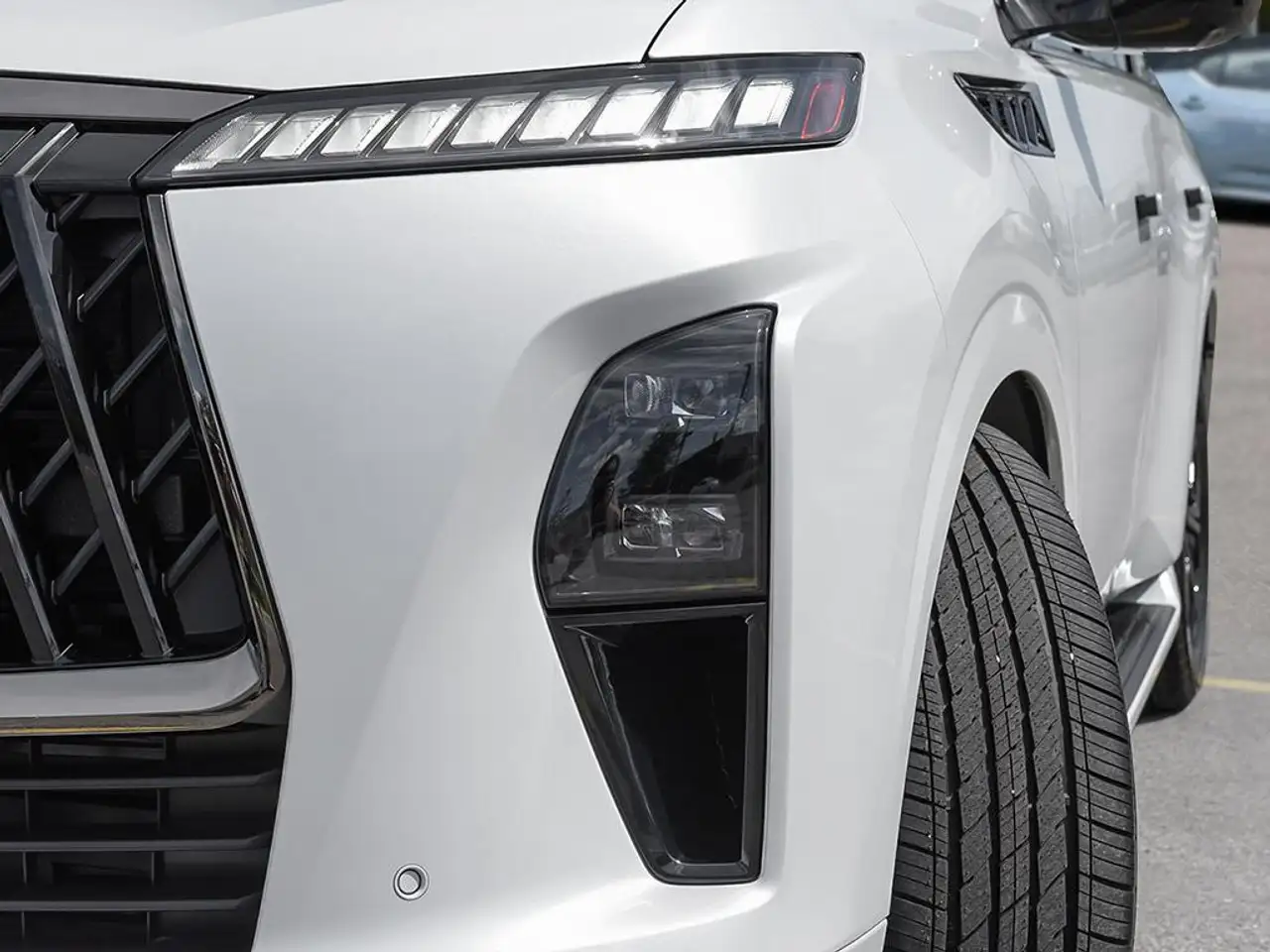 Infiniti QX80 - Image 10