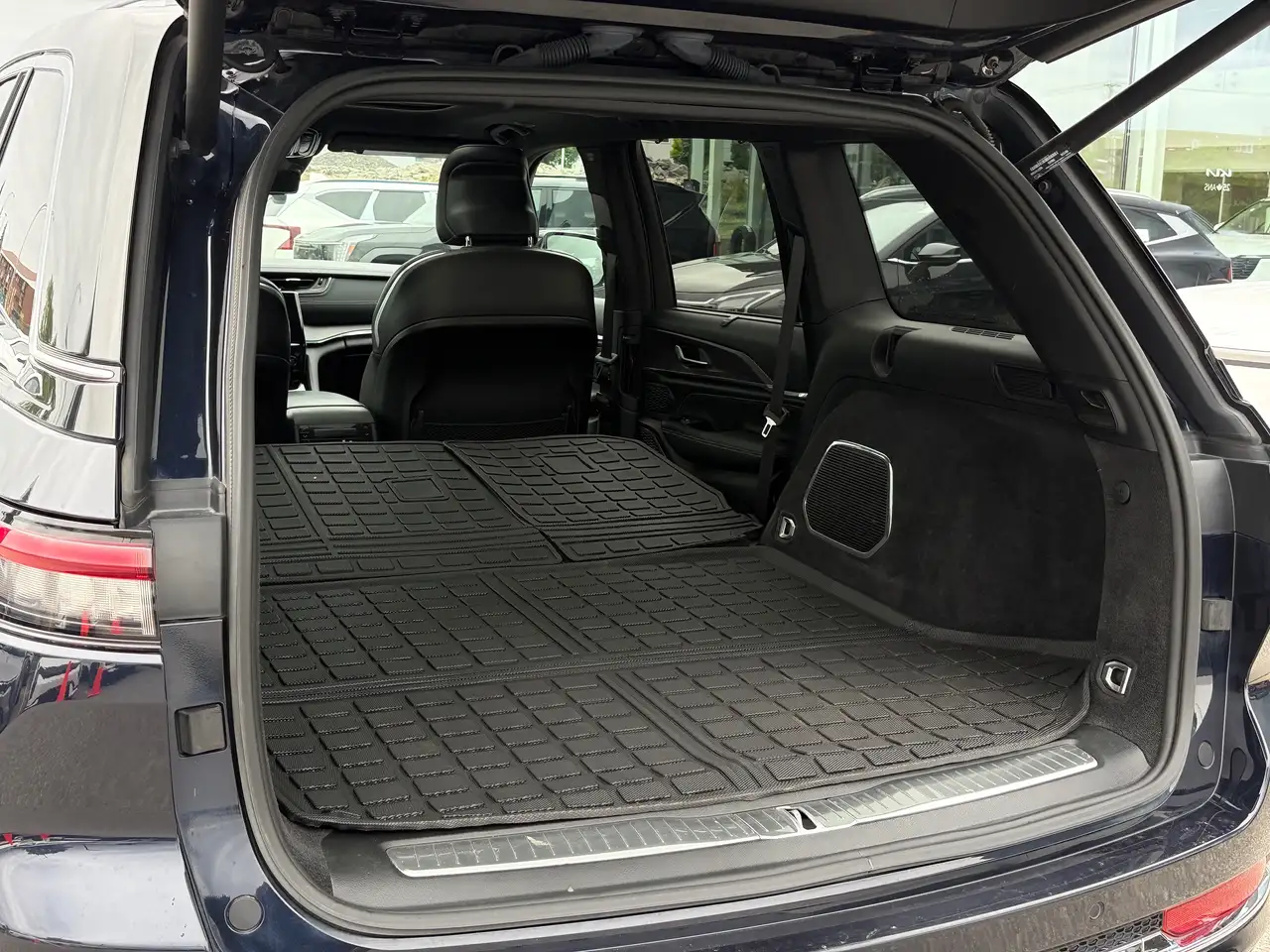 Jeep Grand Cherokee - Image 17