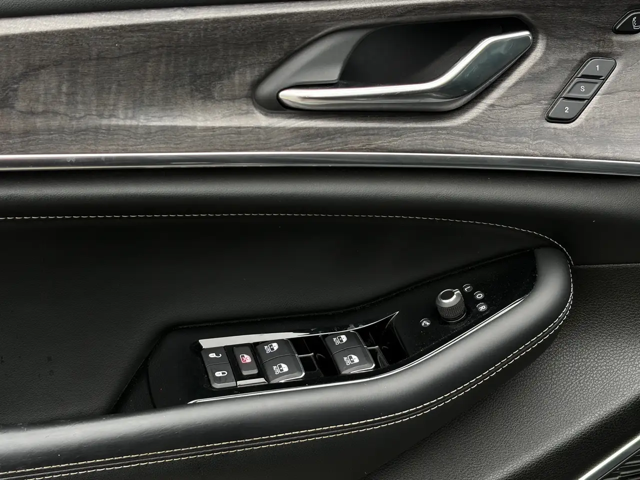 Jeep Grand Cherokee - Image 10