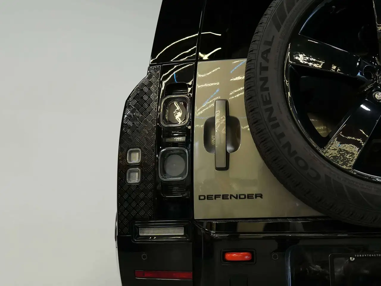 Land Rover Defender - Image 32