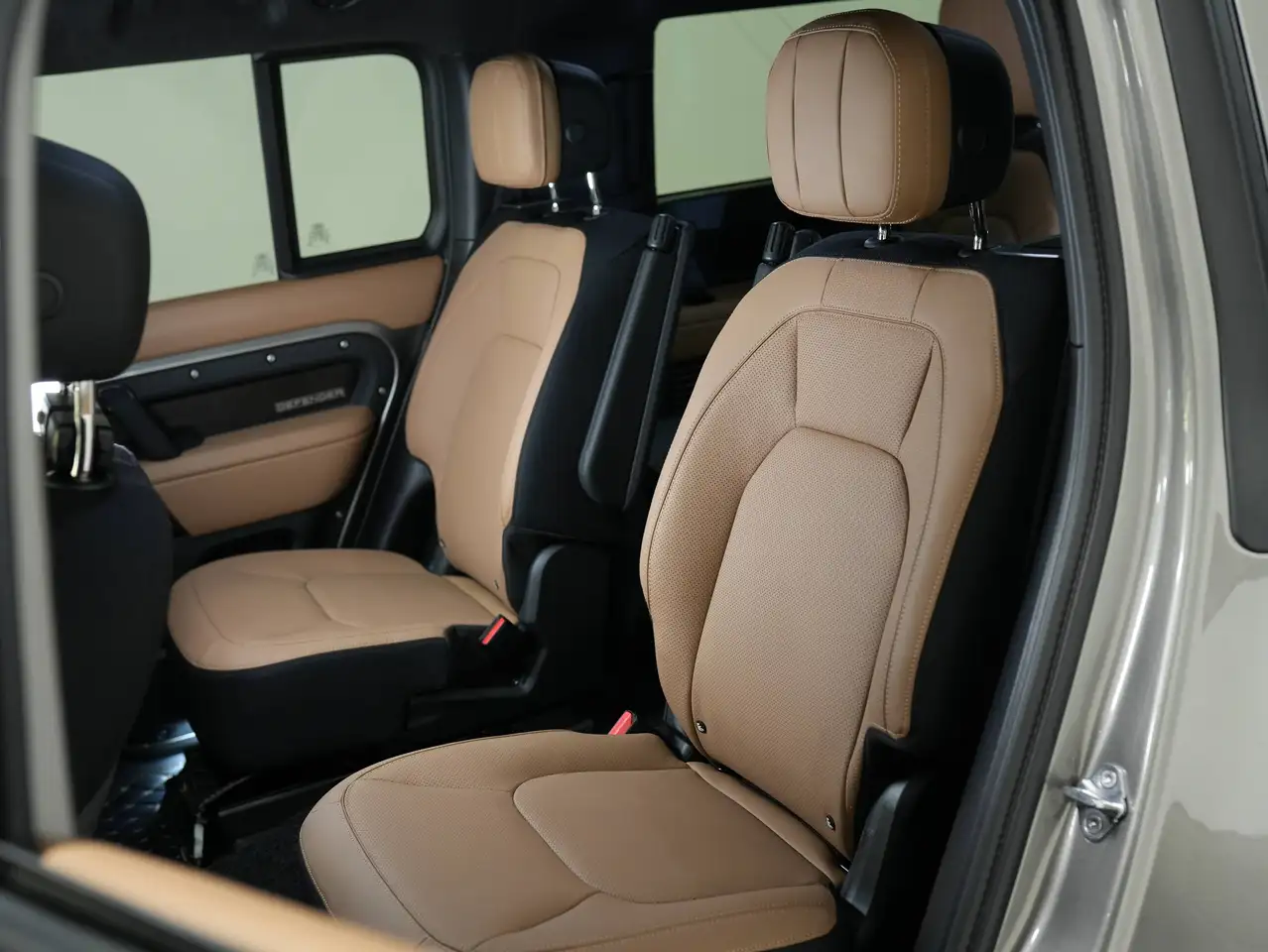 Land Rover Defender - Image 23