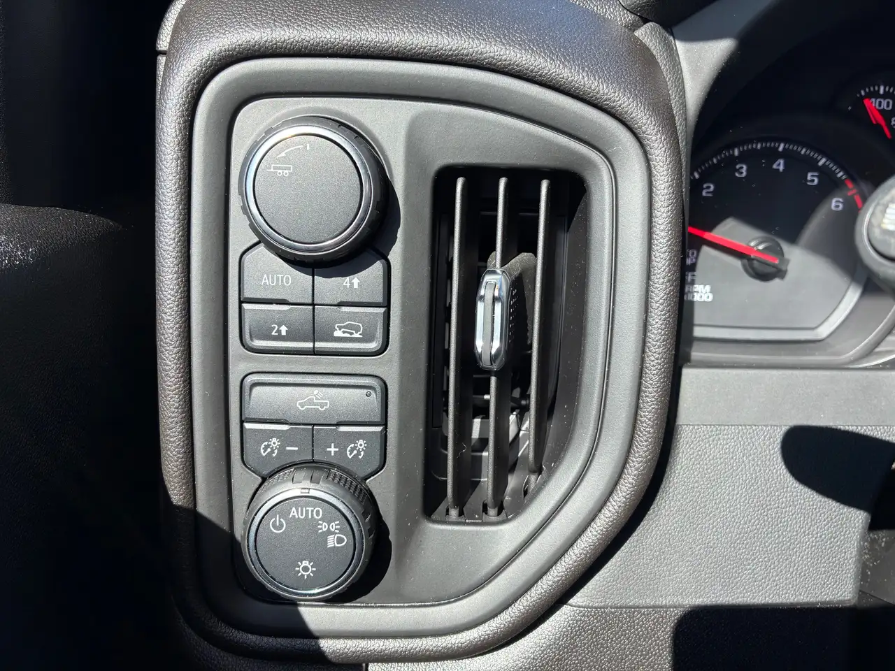 Chevrolet Silverado 1500 - Image 24