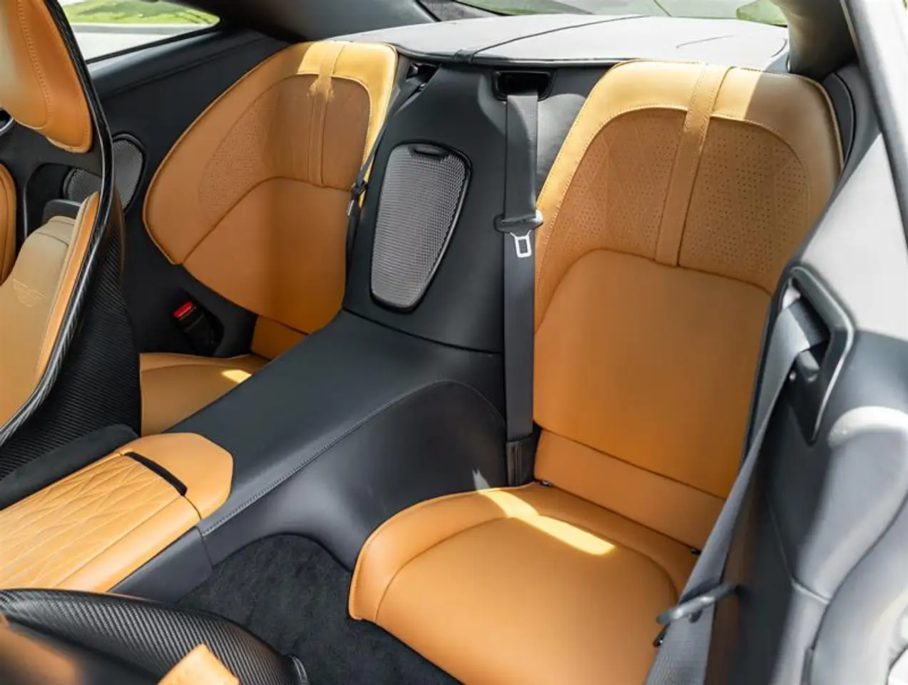 Aston Martin DB12 - Image 34