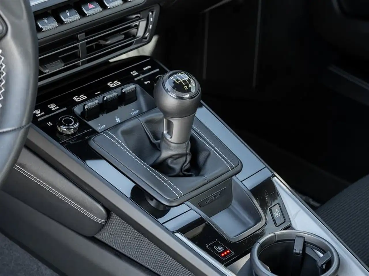 Porsche 911 - Image 32