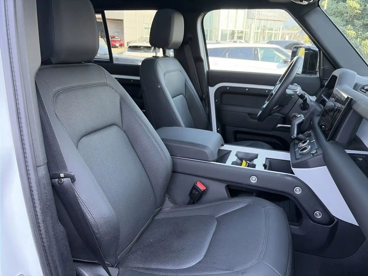 Land Rover Defender - Image 32
