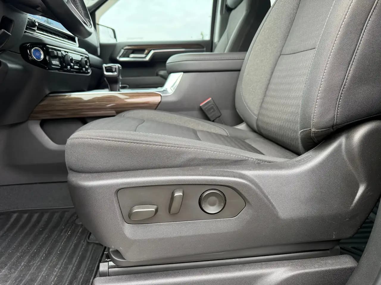 Chevrolet Silverado 1500 - Image 13