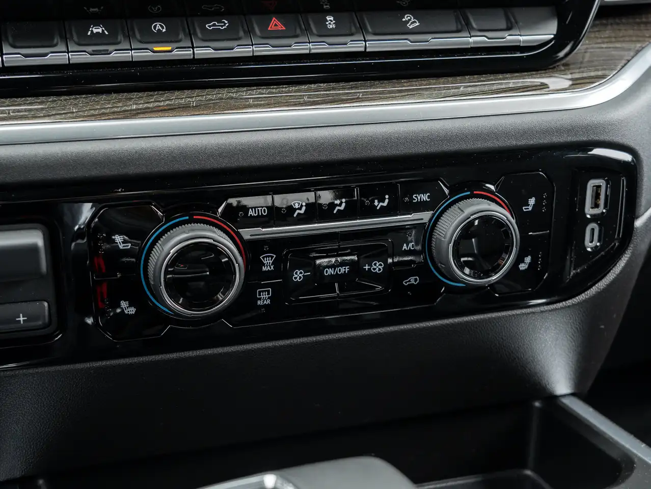 Chevrolet Silverado 1500 - Image 17