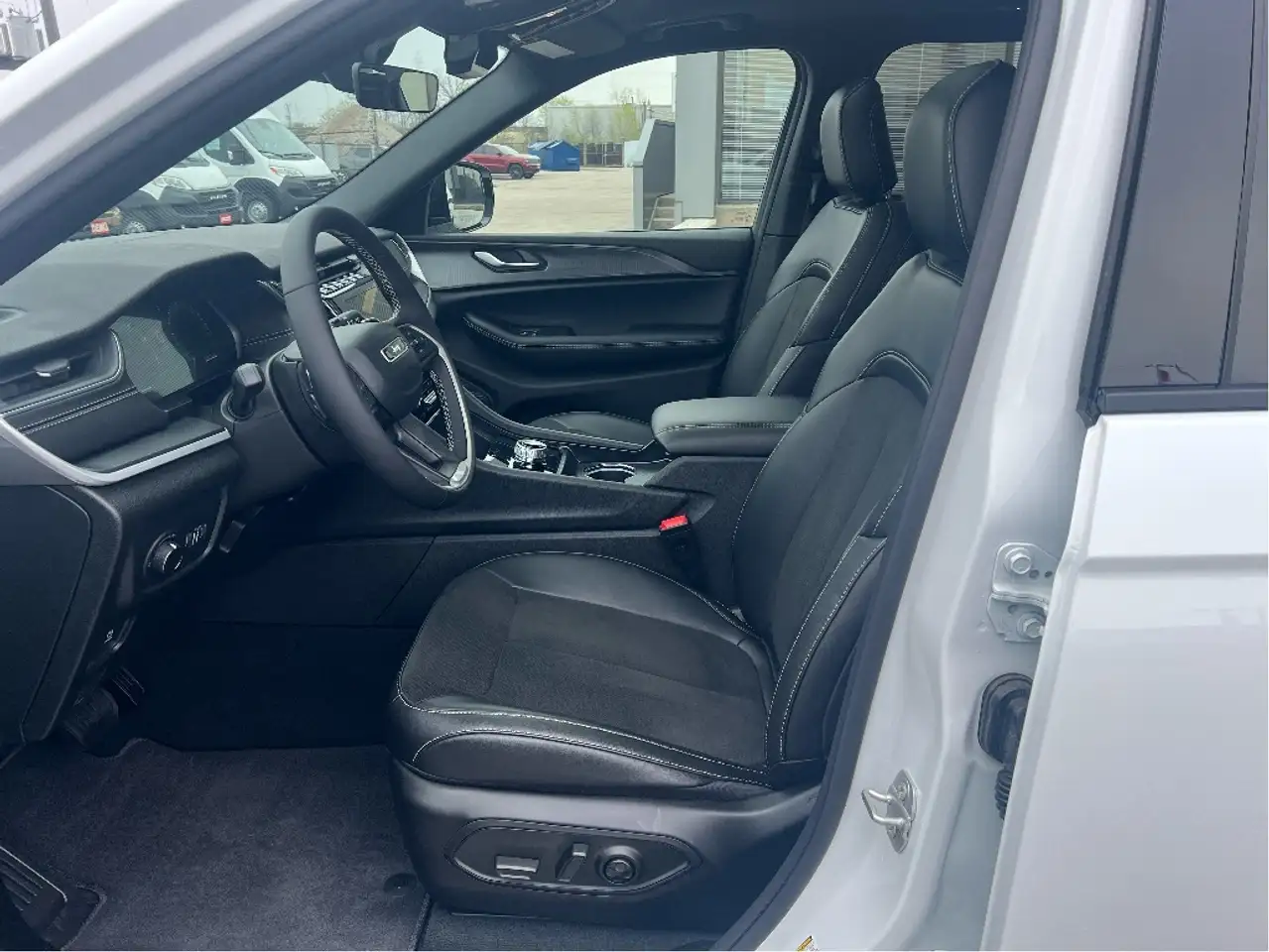 Jeep Grand Cherokee - Image 12