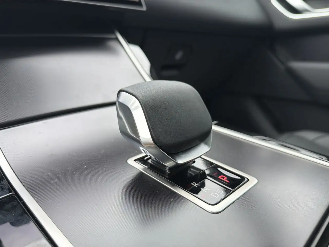Land Rover Range Rover Velar - Image 17