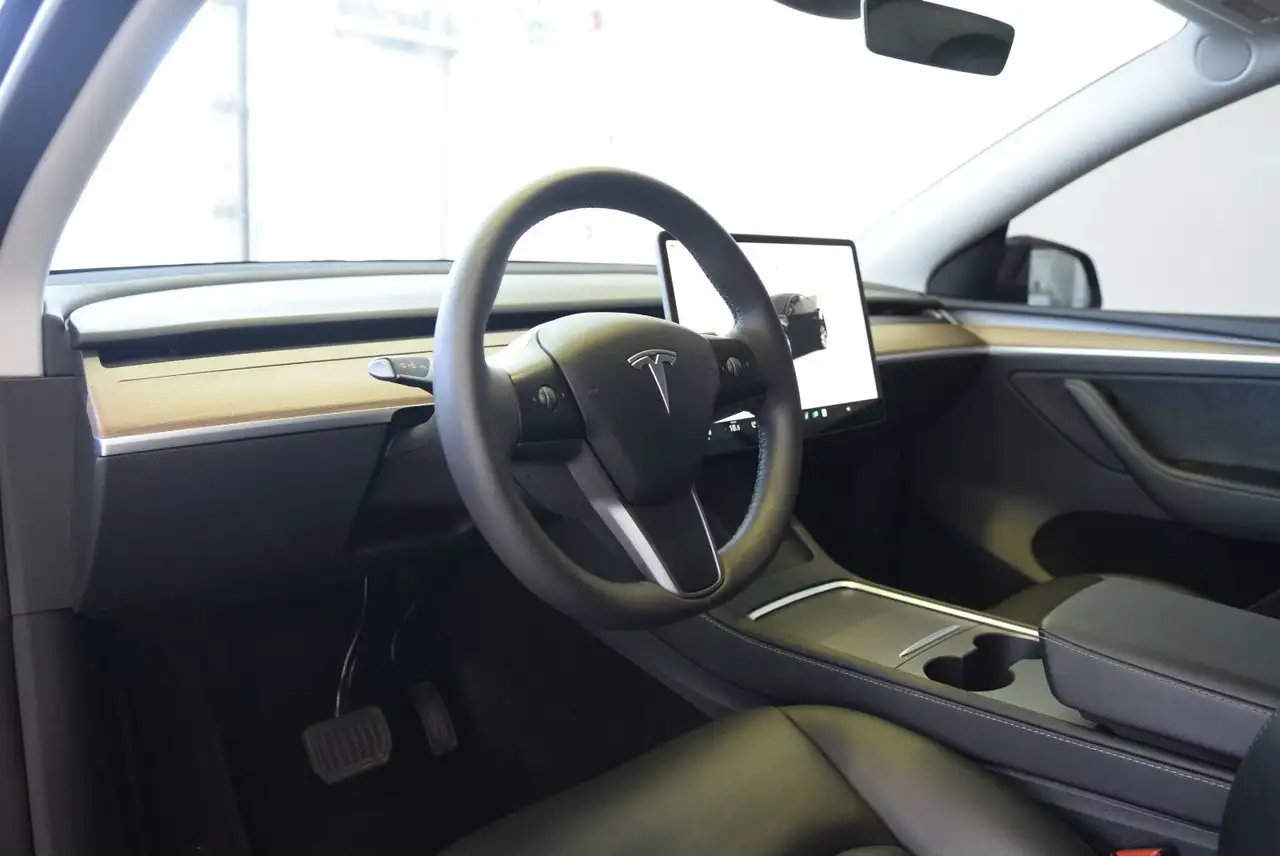 Tesla Model Y - Image 8