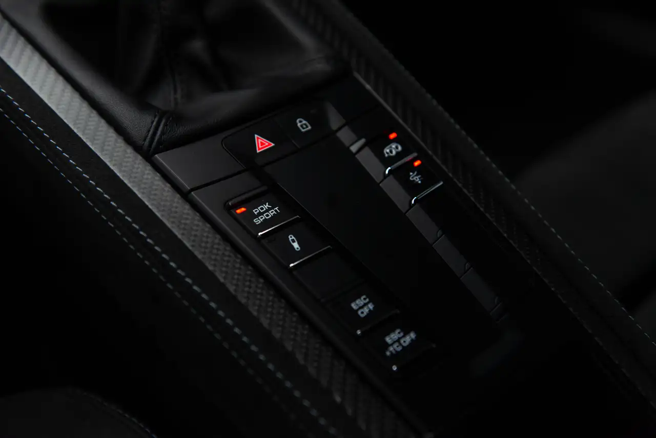 Porsche 718 Cayman - Image 25