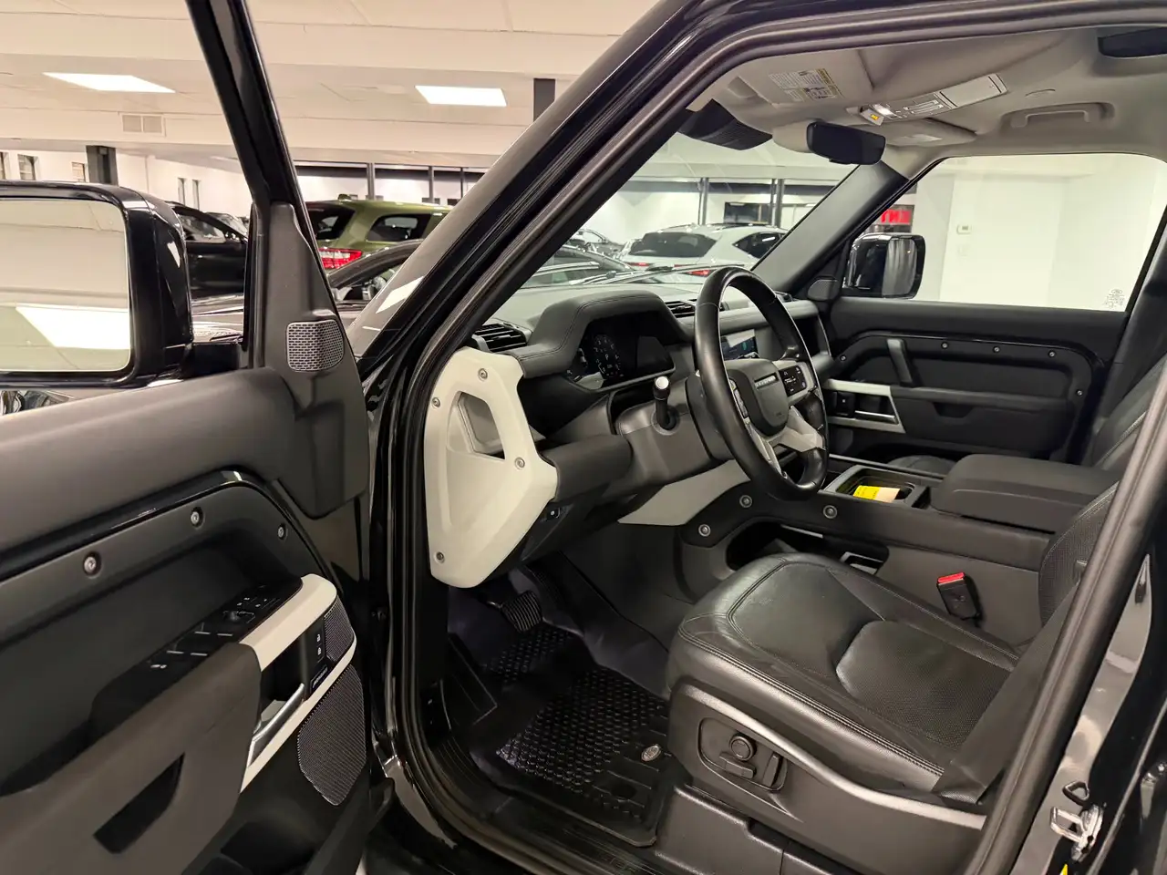 Land Rover Defender - Image 15