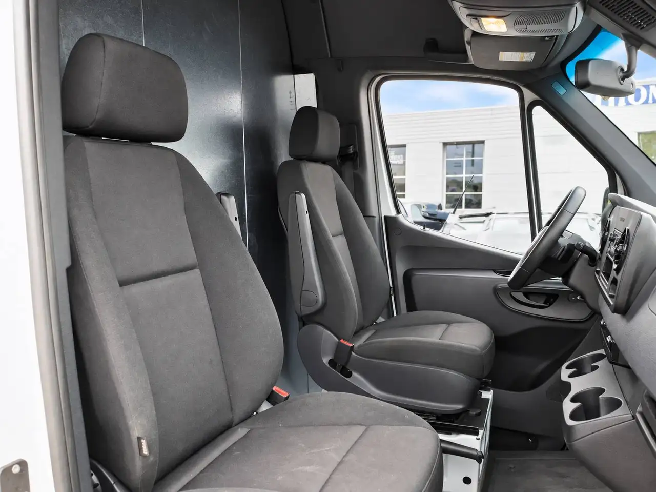 Mercedes-Benz Sprinter - Image 29