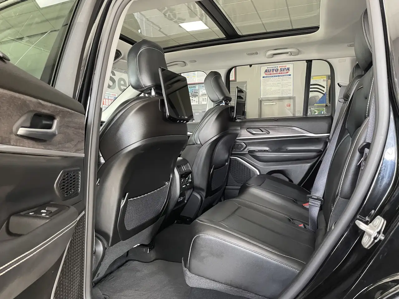 Jeep Grand Cherokee - Image 17