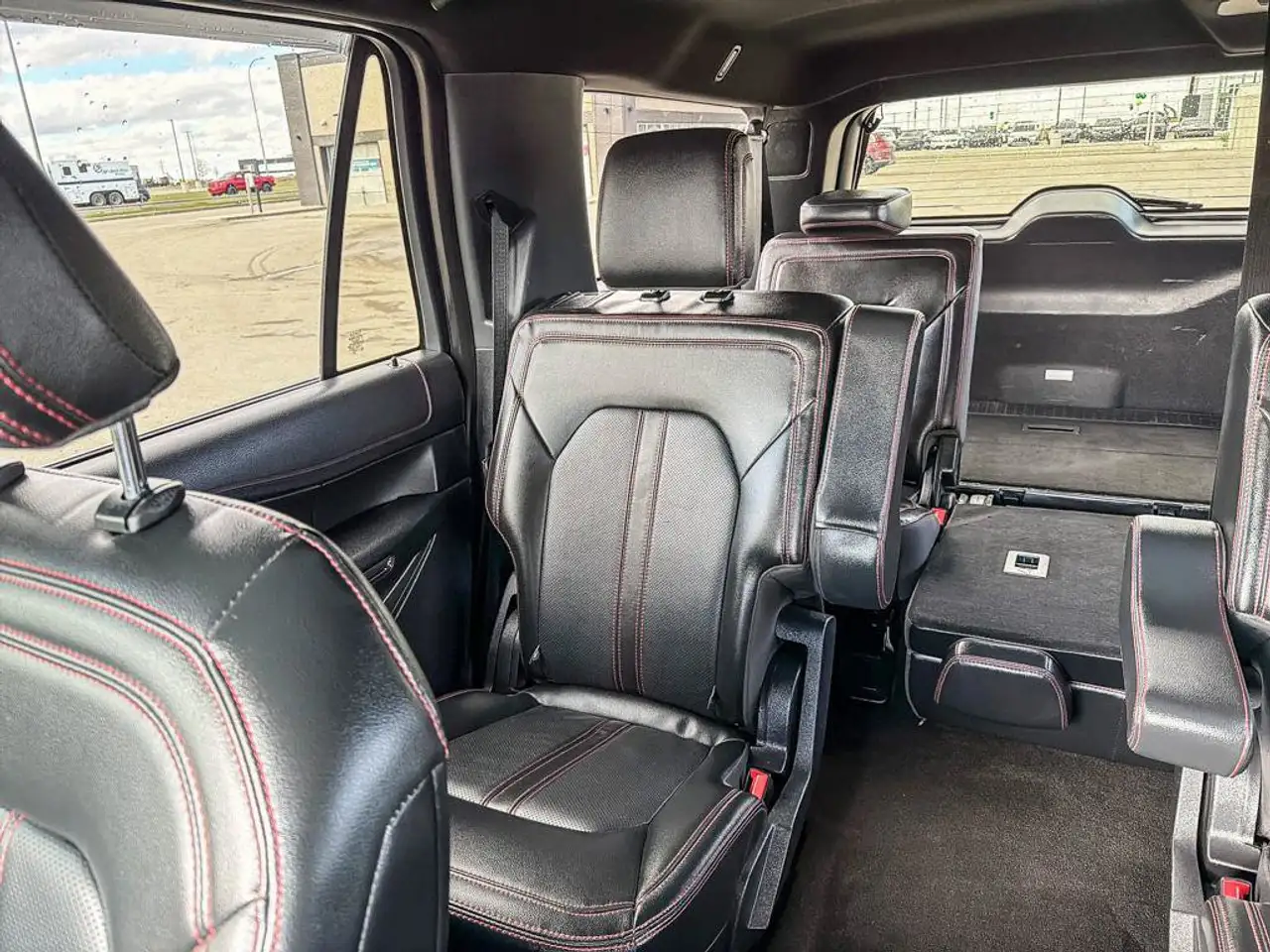 Ford Expedition - Image 16