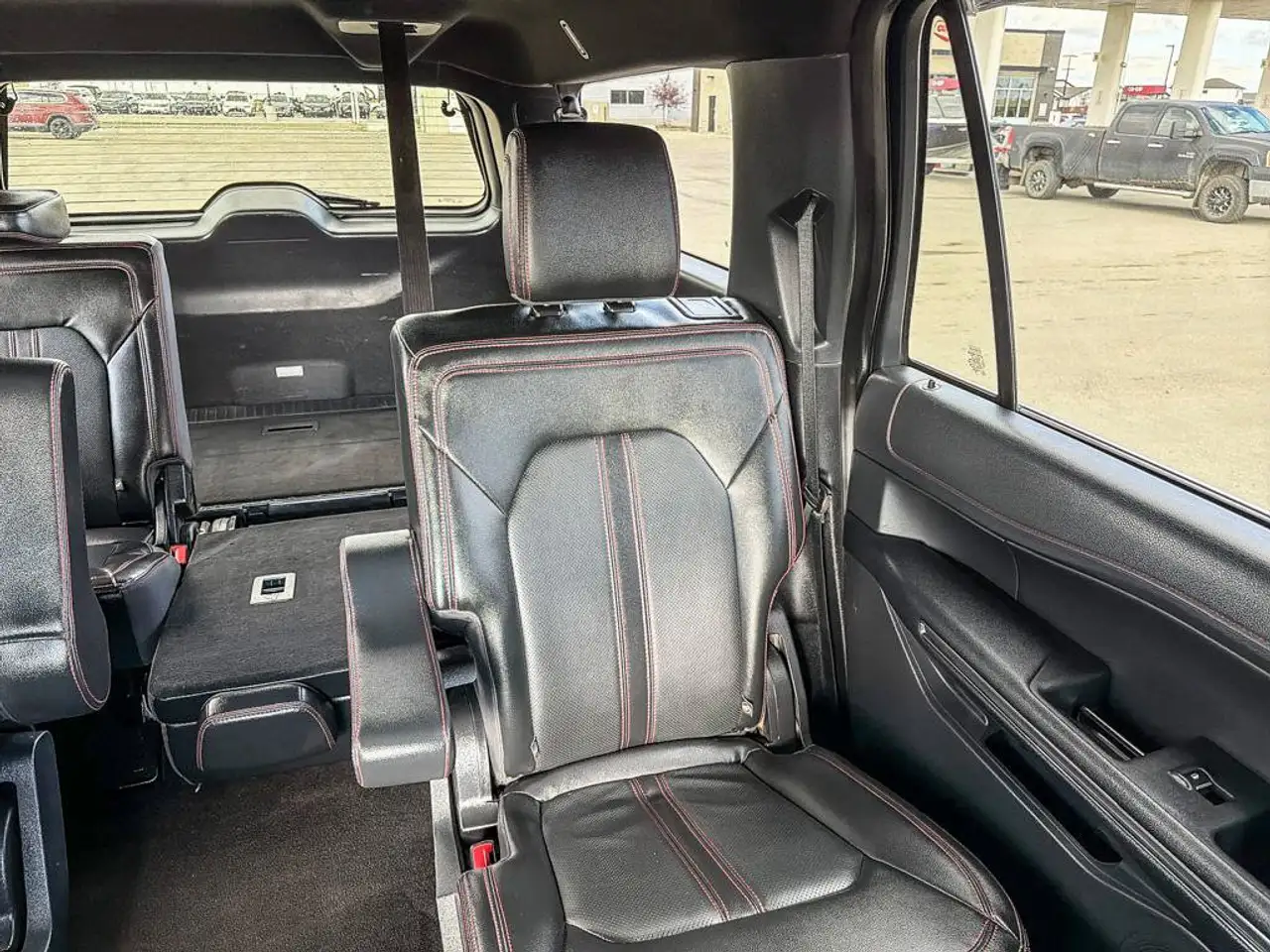 Ford Expedition - Image 18
